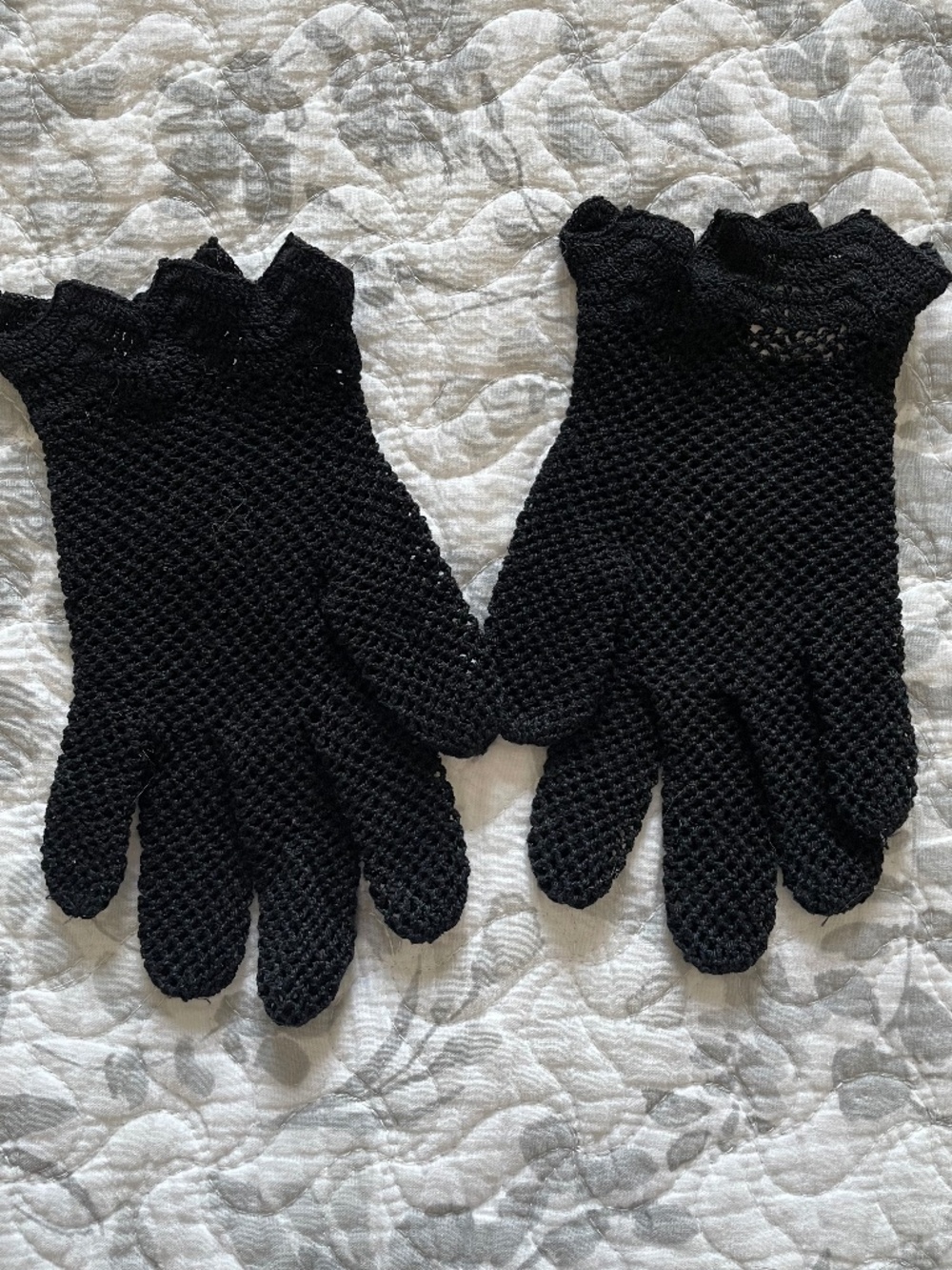 EUC April Cornell Women’s Vintage Open-Weave Crocheted Gloves in Black Mesh - Picture 2 of 4